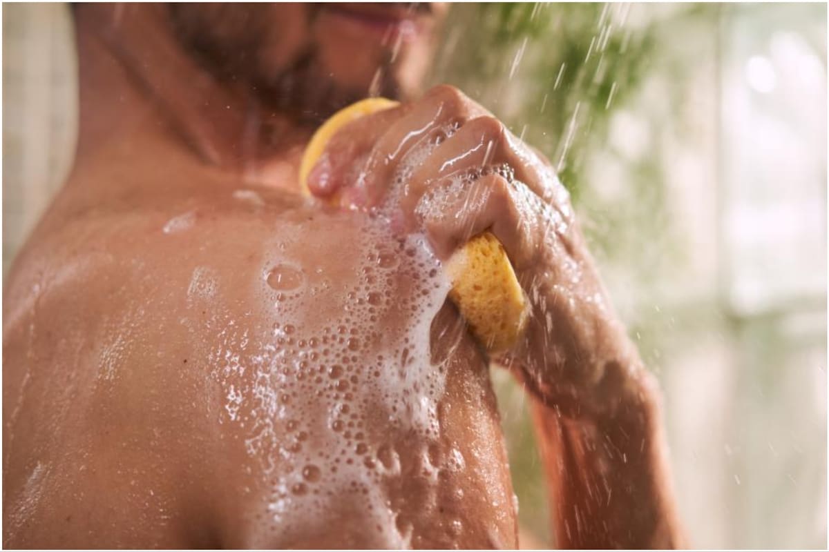 Un dermatólogo explicó cuáles son los beneficios de ducharse por la noche