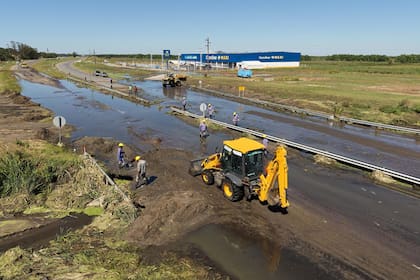 Un derrame de efluentes cloacales se produjo sobre la Ruta Provincial 11, en Pinamar