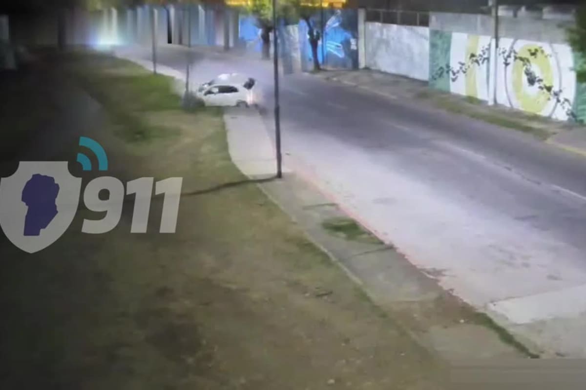 Un derrape, choque y vuelco por la madrugada que milagrosamente no dejó heridos