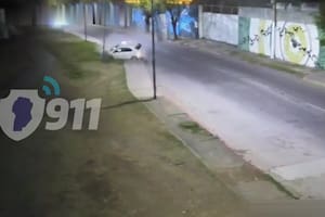 Un derrape, choque y vuelco por la madrugada que milagrosamente no dejó heridos