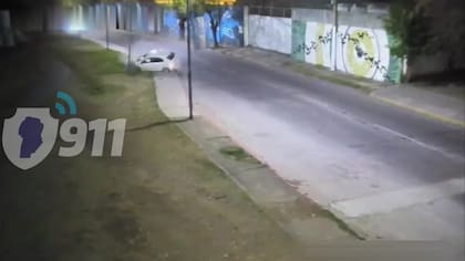 Un derrape, choque y vuelco por la madrugada que milagrosamente no dejó heridos