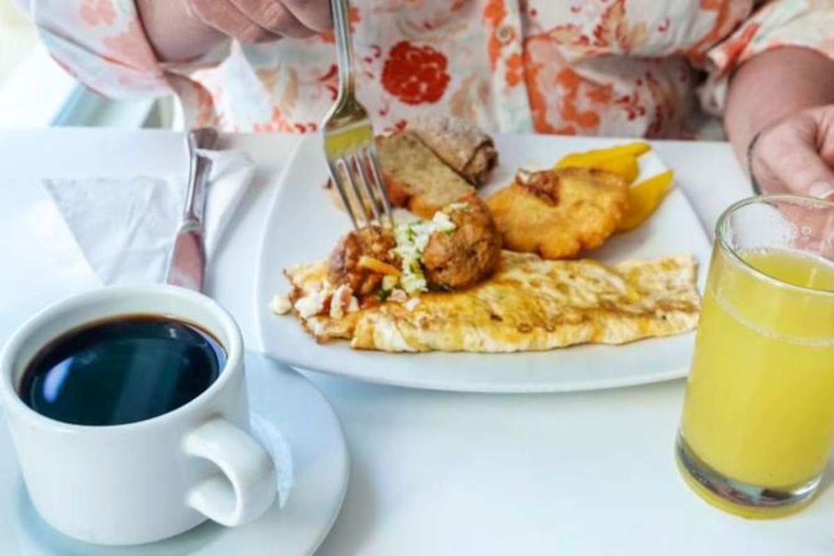 Un desayuno buffet típico incluye café, jugo y una variedad de platitos calientes