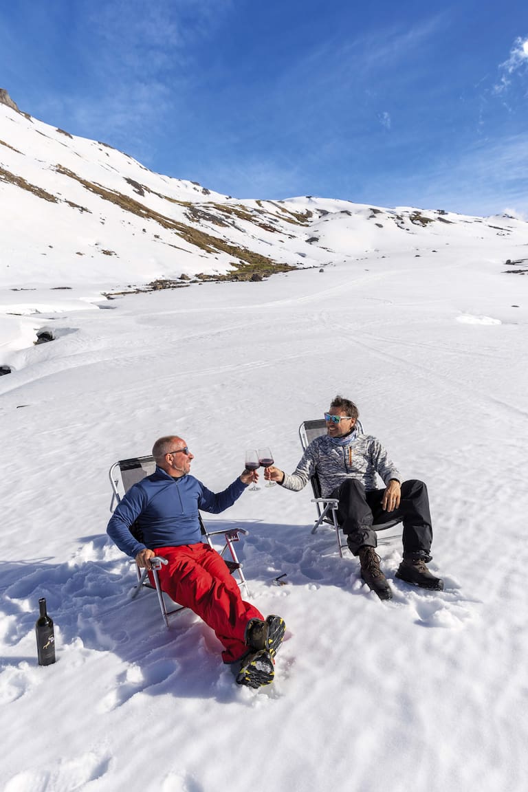 Un descanso con brindis después de una jornada esquiando “free ride” en medio de la cordillera con Caviahue Aventura.
