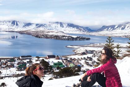 Un descanso con vista al lago después de la caminata con raquetas.