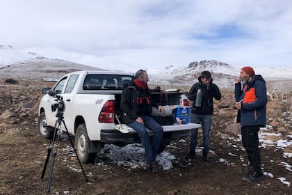 Un descanso en la grabación que aprovechábamos para tomas unos mates y comer algo en la caja de la camioneta que nos presta Toyota