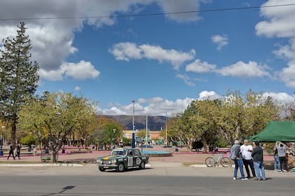Un descanso para el FIAT 1500 de 1968 del cordobés Oscar Seppey, que tuvo por copiloto a Juan José Betolino, en la plaza central de San Francisco del Monte de Oro; en ese pueblo puntano Domingo Faustino Sarmiento fundó su primera escuela, hoy convertida en un museo.