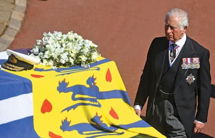 Un desconsolado Carlos detrás
del ataúd de su padre. La corona de la Reina
tenía una tarjeta manuscrita, en la que se leía:
“En memoria amorosa, Isabel”