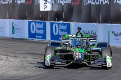 Un desentendimiento con su compañero Callum Ilott y el roce con Helio Castroneves terminaron con la ilusión de Agustín Canapino en Long Beach