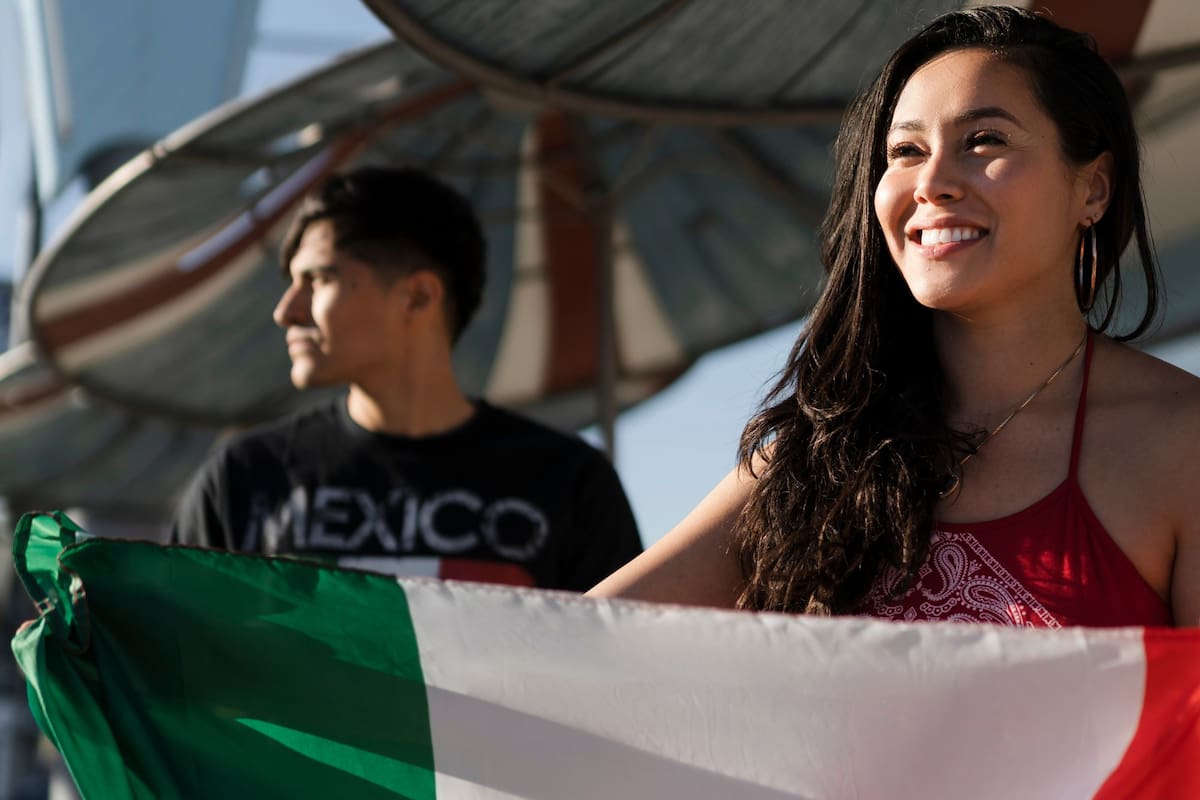 Un desfile anual de México en un barrio de Illinois persistirá con orgullo a pesar del temor por el ICE