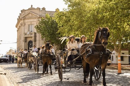 Un desfile de carruajes en la plaza de Areco