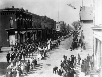 Un desfile del Día de Colón (Columbus Day) en Wausau, Wisconsin, en 1892, 400 años después de su viaje. (Sociedad Histórica de Wisconsin / Getty Images)