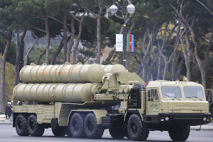 Un desfile militar azerí exhibe sistemas de defensa antiaéreos tras la victoria en la guerra de 2020