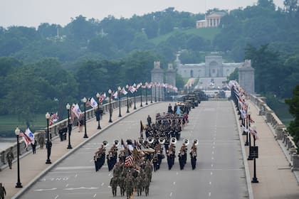 Un desfile militar conmemorativo del 250mo aniversario del Ejército de EEUU que coincide con el 79no cumpleaños del presidente Donald Trump, cruza el río Potomac