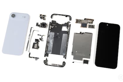 Un despiece de un iPhone Air de 2025; los chips de memoria RAM y almacenamiento están entre los componentes que más aumentaron de precio desde el año pasado