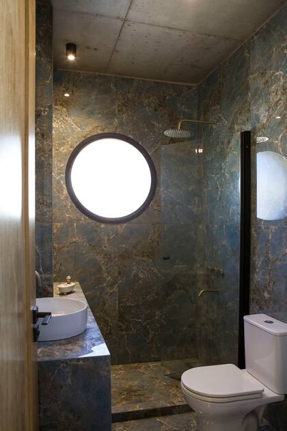 Un detalle circular transforma este baño en un espacio único.