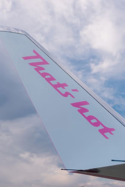 Un detalle de la cola
del avión: la frase
“That’s hot”, una
expresión habitual de
ella, pintada en color
rosa