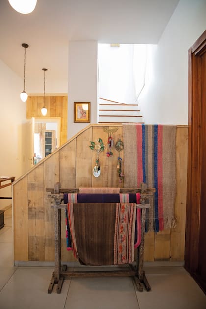 Un detalle de la entrada de la casa, con ponchos y aguayos del norte
argentino.