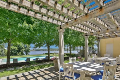El sector exterior con pérgola y piscina