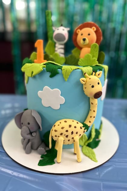 Un detalle de la torta, llena de animalitos.
