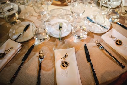 Un detalle de las mesas, en las que había llaveros con las iniciales de los novios como regalo para los invitados.