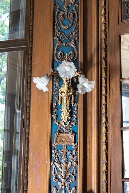 Un detalle de las paredes del convento en el que vivieron las Hermanas y que actualmente alberga la biblioteca, las oficinas y donde también se dictan algunas clases, como la de música.