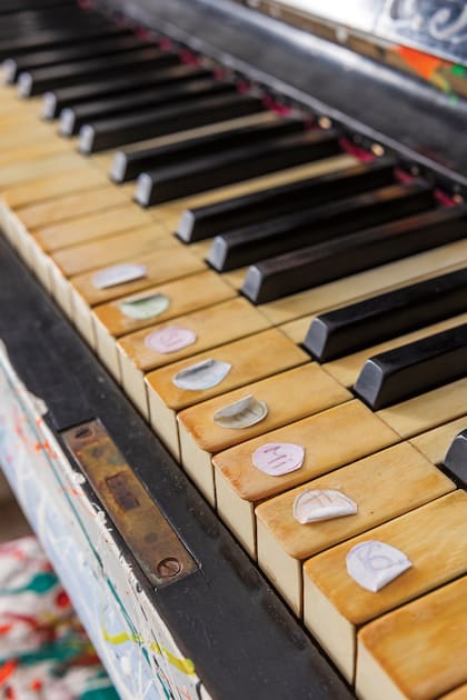 Un detalle de las teclas del piano, con las notas musicales pegadas para las clases de Dio