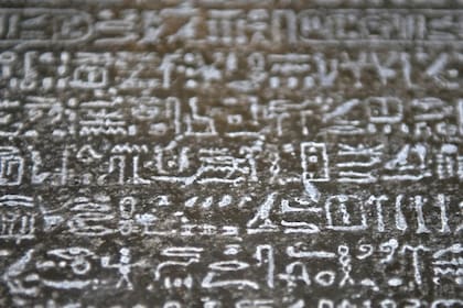Un detalle de los jeroglíficos presentes en la piedra Rosetta; hace 200 años, el lingüista Champollion descubrió que eran mucho más complejos que simples emojis
