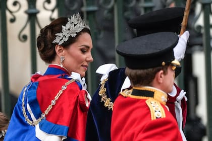 Un detalle de los pendientes de perlas y diamantes que pertenecieron a su suegra, Diana de Gales. La pieza se llama Herradura y Laurel.