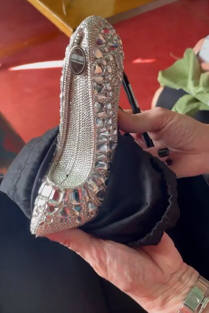Un detalle del clutch que le regalaron Gustavo Yankelevich y Rossella della Giovampaola.