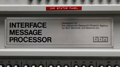 Un detalle del Interface Message Processor ubicado en el UCLA Department of Computer Science, donde se recreó el espacio donde se estableció el primer nodo de Arpanet