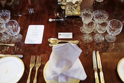 Un detalle del lugar en la mesa que esperaba al Presidente