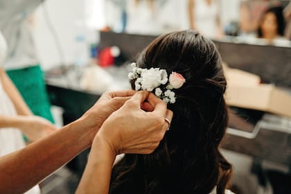 Un detalle del tocado
floral con que Giulia completó su peinado.