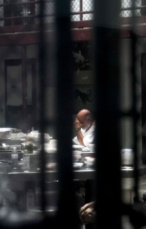 Un detenido de edad avanzada dentro de un bloque de celdas comunitario en la prisión del Campamento Seis en la zona de detención en la bahía de Guantánamo, Cuba