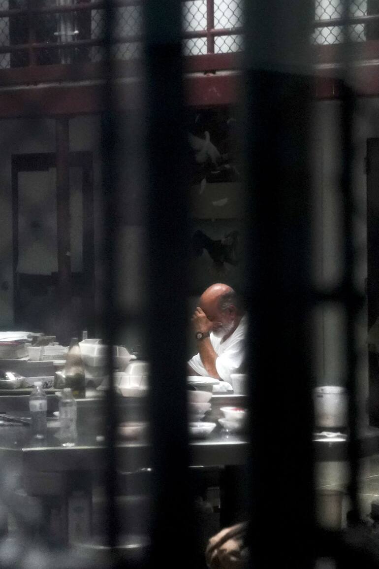 Un detenido de edad avanzada dentro de un bloque de celdas comunitario en la prisión del Campamento Seis en la zona de detención en la bahía de Guantánamo, Cuba