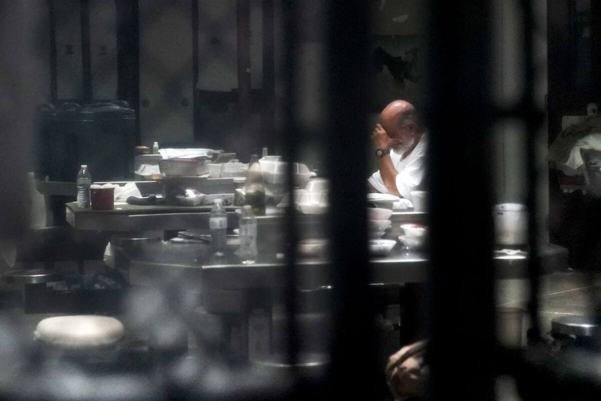 Un detenido de edad avanzada dentro de un bloque de celdas comunitario en la prisión del Campamento Seis en la zona de detención en la bahía de Guantánamo, Cuba