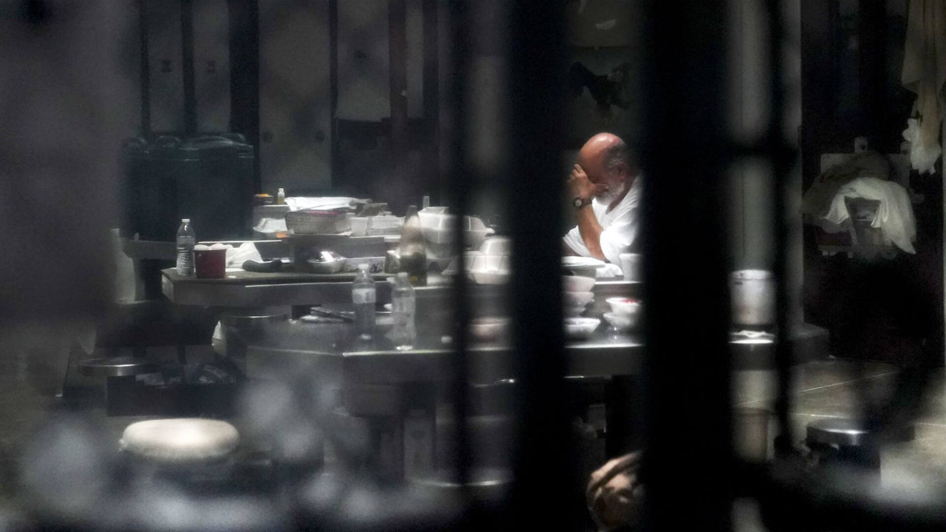 Un detenido de edad avanzada dentro de un bloque de celdas comunitario en la prisión del Campamento Seis en la zona de detención en la bahía de Guantánamo, Cuba
