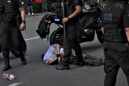 Un detenido durante los incidentes alrededor del Congreso