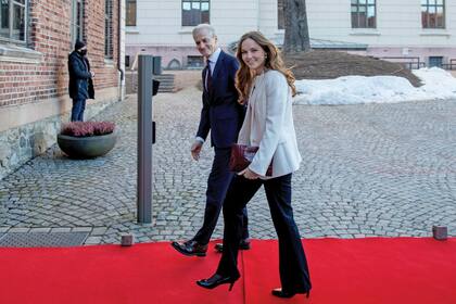 Un día antes de cumplir los 18 años, la princesa visitó la oficina del Primer Ministro para informarse sobre las tareas de gobierno y de los ministros.