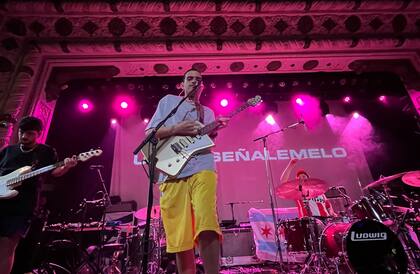 Un día antes de su debut en Lollapalooza Chicago, Usted Señalemelo dio un show secreto en el teatro Metro de Chicago