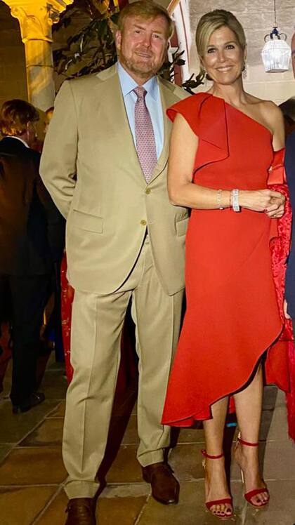 Un día antes, el viernes 13, se celebró una fiesta preboda y allí también estuvieron Máxima y Guillermo Alejandro. La Reina impactó con un diseño de inspiración flamenca de Elie Saab, sandalias Gianvito Rossi y mantón.