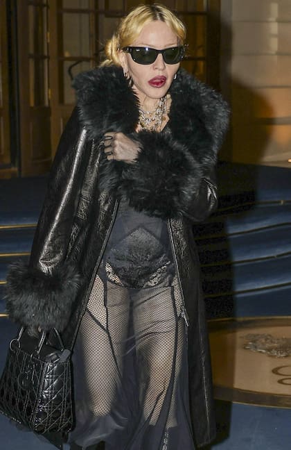 Un día antes, la cantante se encontraba del otro lado del océano en una exposición en París. Para esta ocasión, Madonna combinó un vestido transparente con un abrigo con piel al tono. Eso sí, los anteojos negros siempre presentes