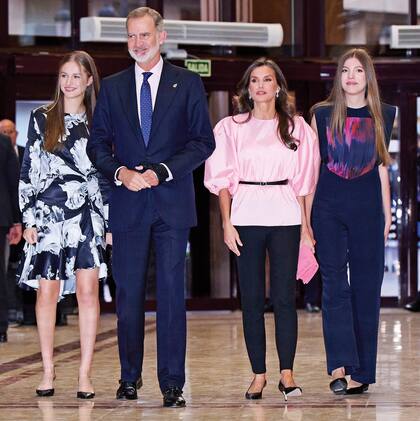 Un día antes, la familia real asistió al XXXI Concierto Premios Princesa de Asturias “Con cierto sabor a paz”, en el Auditorio Palacio de Congresos Príncipe Felipe. Leonor llevó un vestido de H&M y zapatos Carolina Herrera; la infanta Sofía, un jumpsuit de Cardié; y la Reina, chupines, blusa con mangas abullonadas de María Barragán y clutch Magrit. Felipe VI, impecable, tenía su mano vendada por una tendinitis.