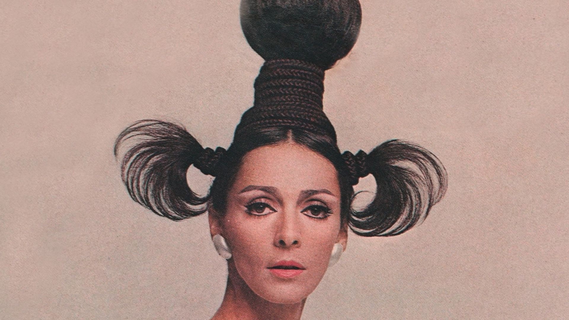 Un día como hoy nació Kouke Denis, mannequinn estrella de los grandes diseñadores de la época dorada de la alta costura. Con la misma figura y una mente joven, revive los años en que fue protagonista de un mundo de glamour que, según ella, ya no existe más.