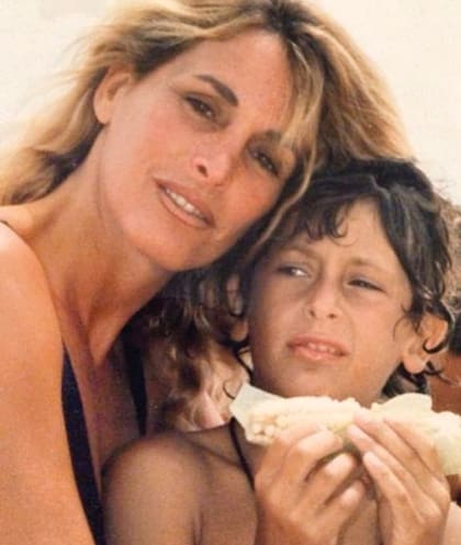 Un día de playa junto a su mamá cuando era chico.