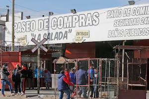 Un día de tensión e incertidumbre para los puesteros de la feria, un operativo policial desconcertó a vendedores preocupados por conseguir la apertura de las puertas
