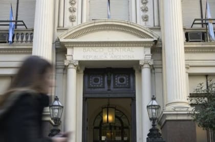 Un día después de las primarias, las acciones y los bonos argentinos se desplomaron en la apertura de los mercados. Algunas acciones cayeron más del 50% y los bonos cerca del 15%