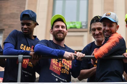 Un día después de proclamarse flamante campeón de Liga y luego de levantar su cuarta Copa del Rey consecutiva, el Barcelona festejó hoy sus conquistas con un desfile por las calles de la capital catalana.