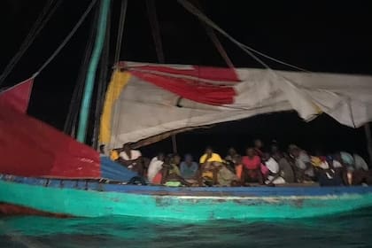 Un día después del hallazgo de los 20 cuerpos, un barco con 43 inmigrantes ilegales haitianos fue interceptado por la policía frente a la costa del archipiélago