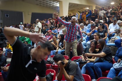 Un día en el hipódromo: los venezolanos encuentran alegría pese a la agitación política