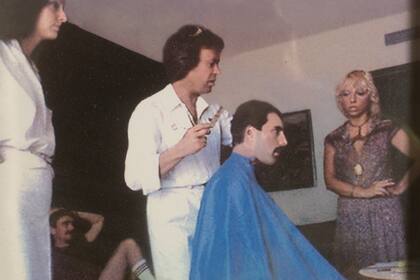 “Un día me llevaron al Sheraton para cortarle el pelo a un artista y yo ni lo reconocí a Freddie Mercury. Tuve que ir tres días al hotel por la cantidad de rulos que tenía; quedó contento. De hecho, se murió con el corte que le hice”, cuenta Romano.